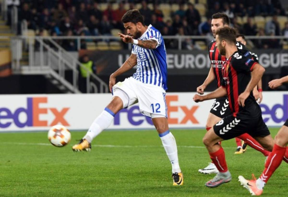 Real Sociedad's Willian Jose (1st-L) scores a goal during the UEFA Europa League Group L football match between FK Vardar and Real Sociedad at the Filip II Arena in Skopje on October 19, 2017. / AFP PHOTO / Robert ATANASOVSKI