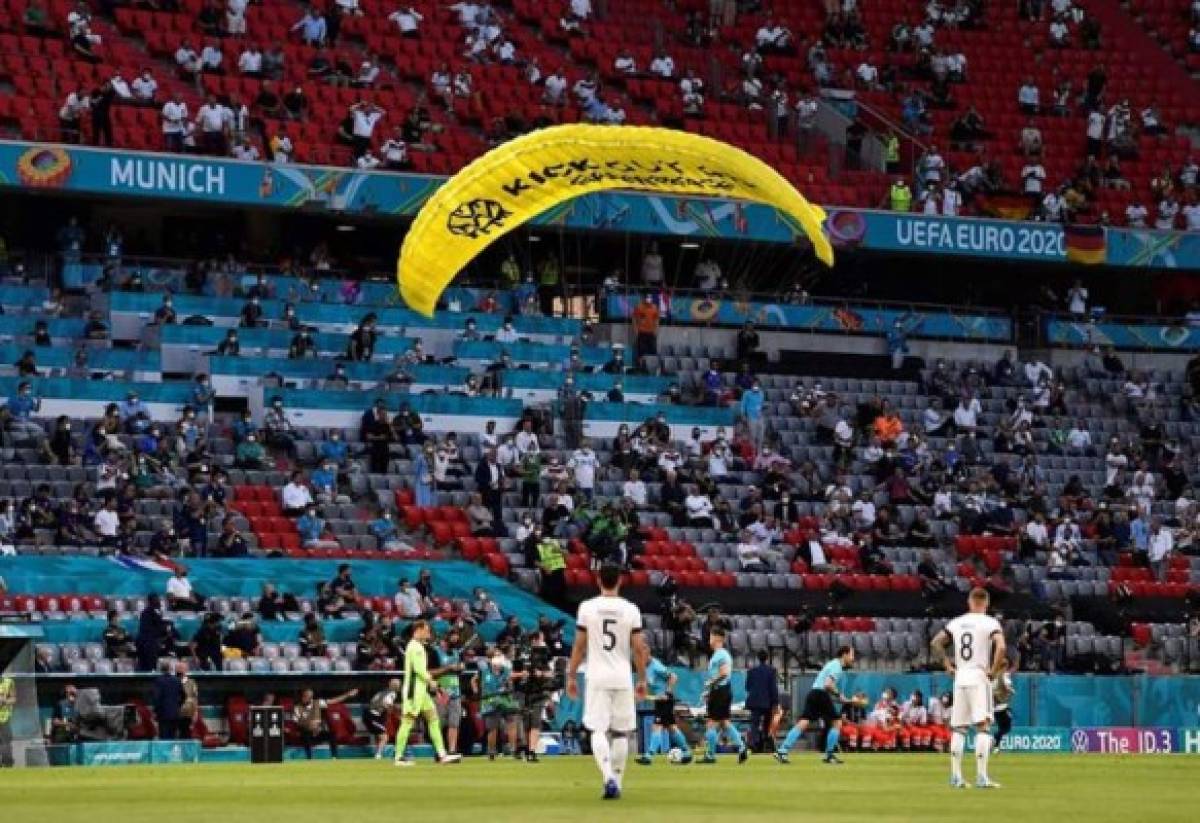 ¡Qué susto! Paracaidista de Greenpeace se enreda en cables de la Spider Cam en el Francia vs Alemania