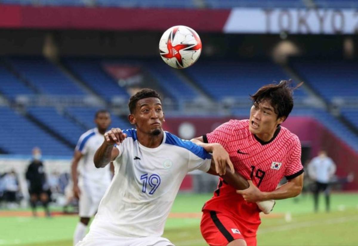 YOKOHAMA, JAPAN - JULY 28: Douglas Martinez #19 of Team Honduras is challenged by Yoonseong Kang #19 of Team South Korea during the Men&#39;s Group B match between Republic of Korea and Honduras on day five of the Tokyo 2020 Olympic Games at International Stadium Yokohama on July 28, 2021 in Yokohama, Kanagawa, Japan. (Photo by Francois Nel/Getty Images)