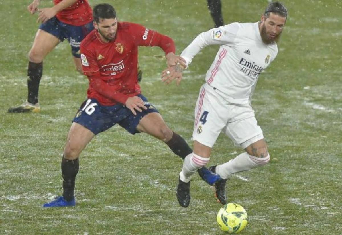 Real Madrid y Osasuna juegan bajo la nieve en Pamplona. Complicado el duelo por las condiciones de la cancha.