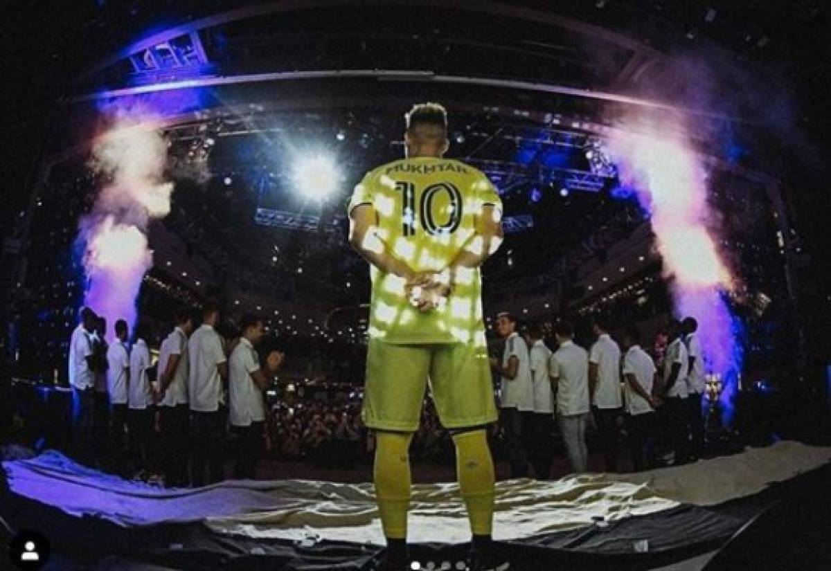 Brayan Beckeles y su curiosa aparición en la presentación de la nueva camiseta de Nashville de la MLS