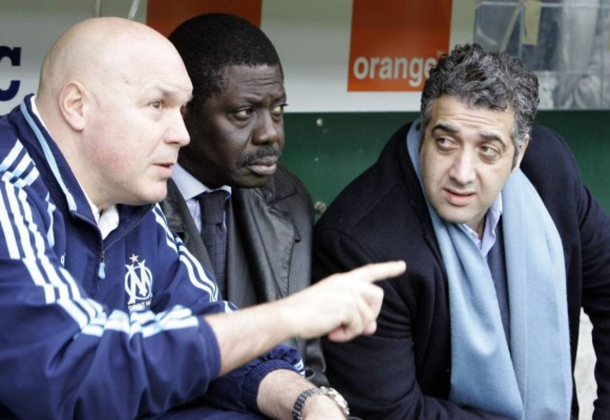 (FILES) This file photo taken on February 24, 2007 in Marseille shows Olympique de Marseille president Pape Diouf (C) speaking with Canadian businessman Jack Kachkar (R) and Marseille's coach Jose Anigo (L). - Pape Diouf, 68-year-old died after contracting the COVID-19 disease, his familly announced on March 31, 2020. (Photo by Pascal PAVANI / AFP)