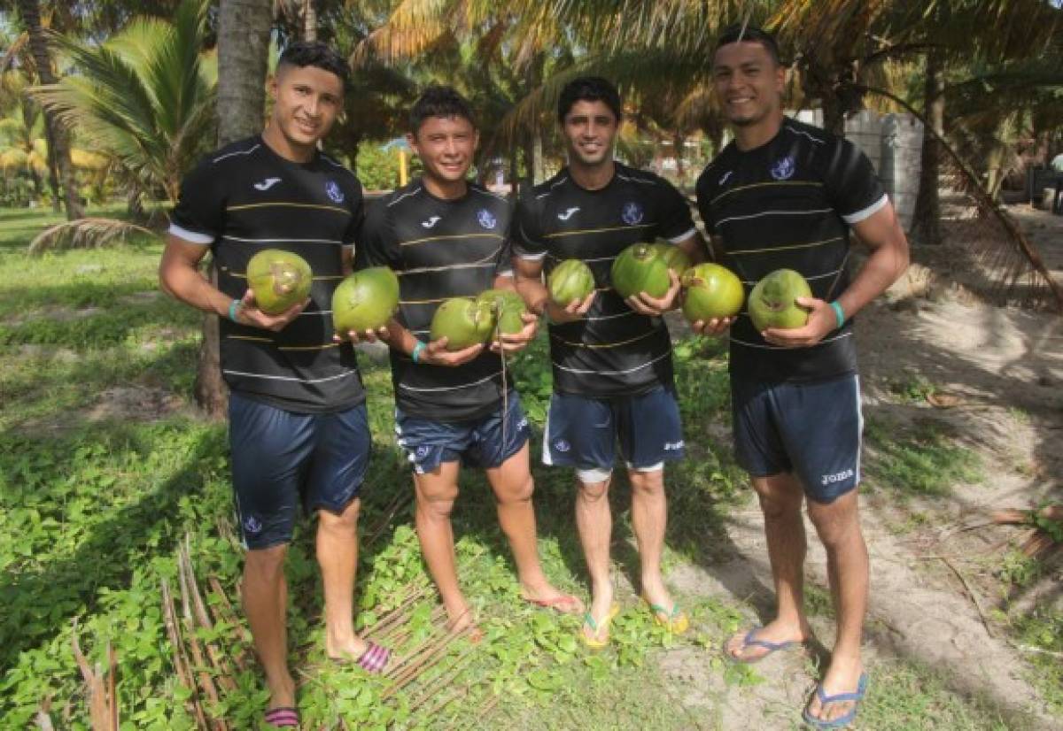 Jugadores de Motagua se relajan tomando agua de coco en Tela