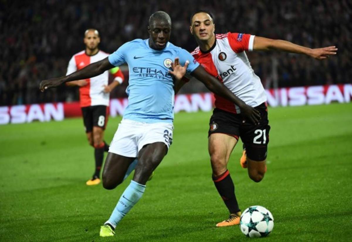 Manchester City's French defender Benjamin Mendy (L) vies for the ball with Feyenoord's Moroccan midfielder Sofyan Amrabat during the UEFA Champions League Group F football match between Feyenoord Rotterdam and Manchester City at the Feyenoord Stadium in Rotterdam, on September 13, 2017. / AFP PHOTO / Emmanuel DUNAND