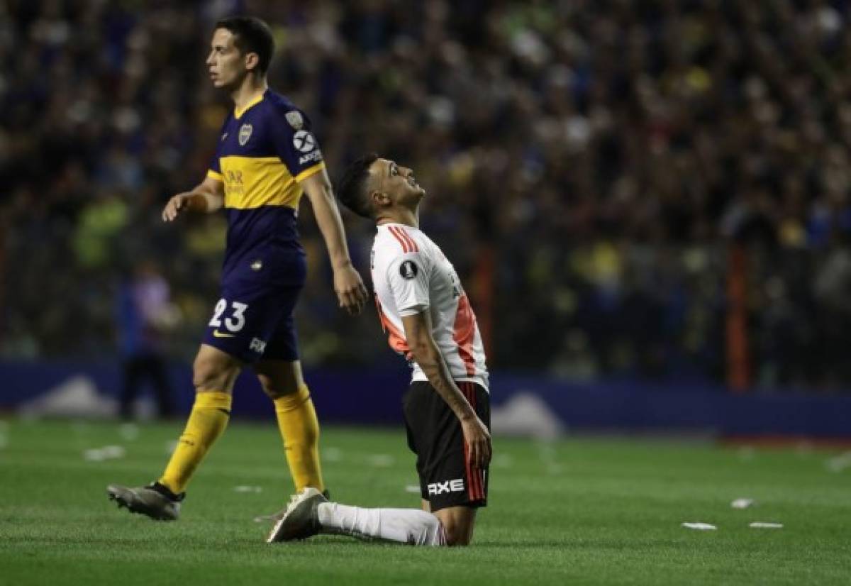 River Plate's Matias Suarez (R) reacts near Boca Juniors' Ivan Marcone during their all-Argentine Copa Libertadores semi-final second leg football match at La Bombonera stadium in Buenos Aires, on October 22, 2019. (Photo by Alejandro PAGNI / AFP)