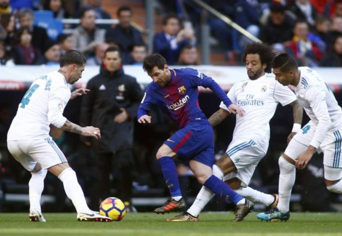Barcelona's Argentinian forward Lionel Messi (C) vies with Real Madrid's Spanish defender Sergio Ramos, Real Madrid's Brazilian defender Marcelo and Real Madrid's Brazilian midfielder Casemiro during the Spanish League 'Clasico' football match Real Madrid CF vs FC Barcelona at the Santiago Bernabeu stadium in Madrid on December 23, 2017. / AFP PHOTO / OSCAR DEL POZO