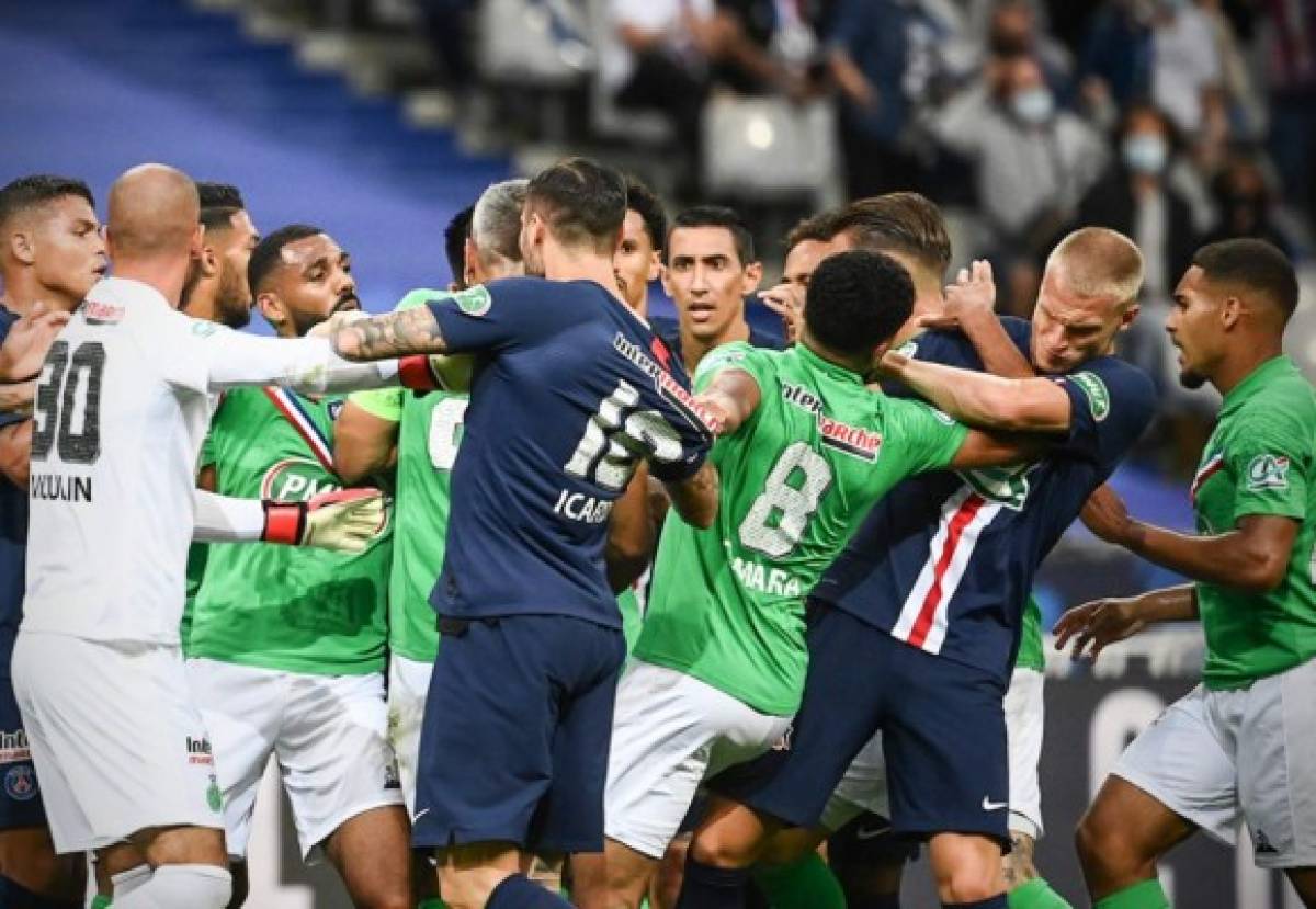 Fotos: Mbappé, entre lágrimas y en muletas, la tremenda pelea por su lesión y el festejo del PSG