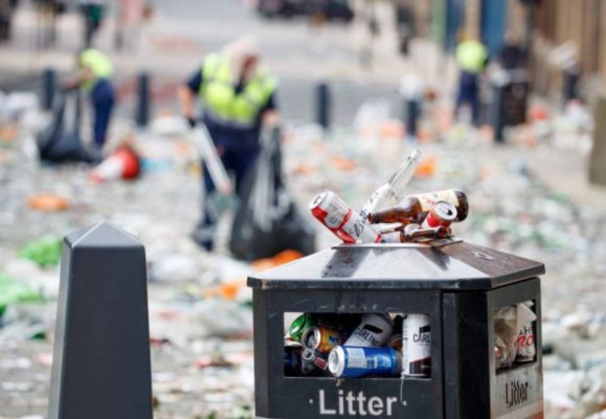 Un desastre: Así quedaron las calles tras las celebración del ascenso del Leeds United de Bielsa
