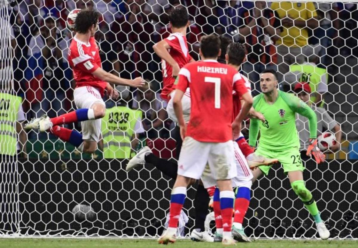 Russia's defender Mario Fernandes (L) scores a header during the Russia 2018 World Cup quarter-final football match between Russia and Croatia at the Fisht Stadium in Sochi on July 7, 2018. / AFP PHOTO / PIERRE-PHILIPPE MARCOU / RESTRICTED TO EDITORIAL USE - NO MOBILE PUSH ALERTS/DOWNLOADS