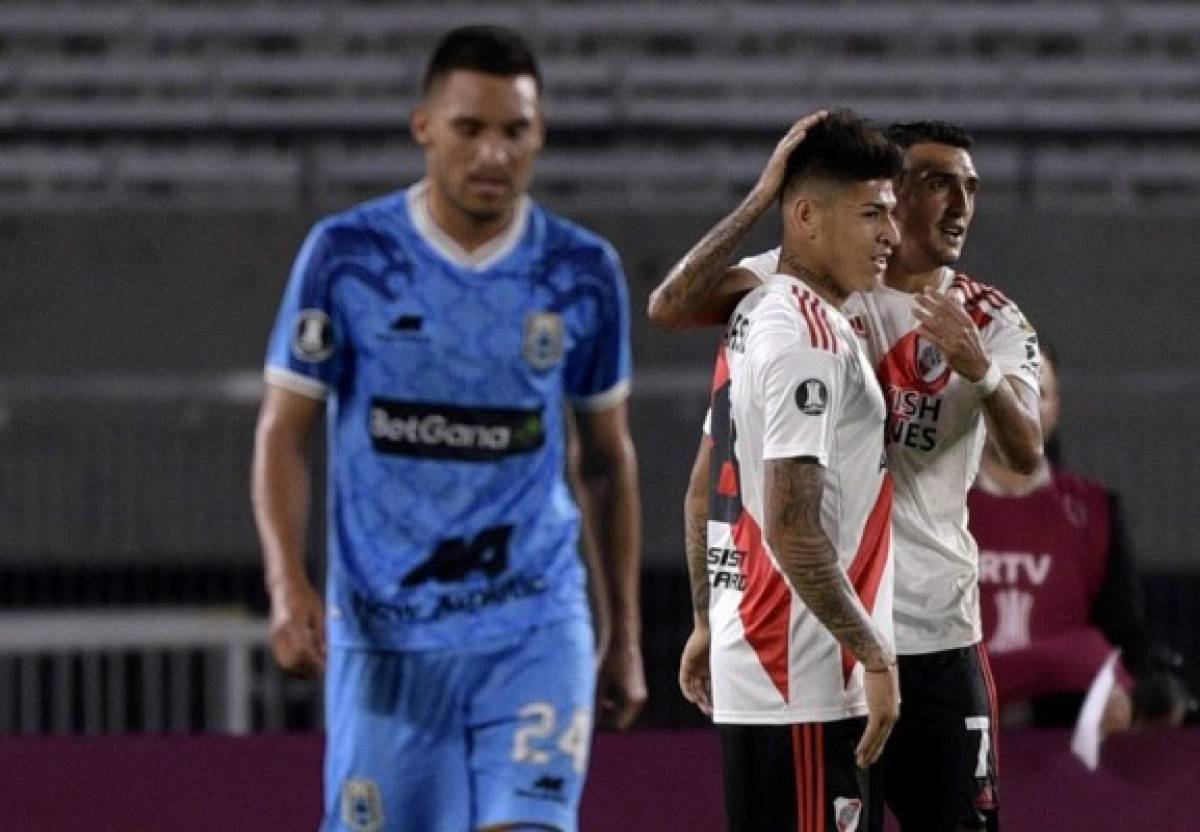 Argentina's River Plate midfielder Jorge Carrascal (C) celebrates with teammate forward Matias Suarez (R) after scoring a goal against Peru's Deportivo Binacional during the Copa Libertadores group D football match at the Monumental stadium in Buenos Aires, Argentina, on March 11, 2020. - River won by 8-0. (Photo by JUAN MABROMATA / AFP)