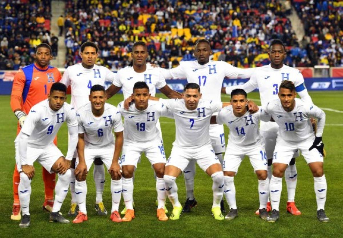 Honduras' team poses ahead of their international friendly football match against Ecuador at Red Bull Arena in New York City on March 26, 2019. (Photo by Johannes EISELE / AFP)