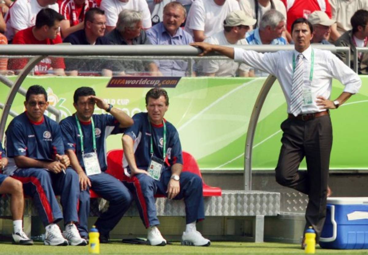 Costa Rican head coach Alexandre Guimaraes (R) is seen during the World Cup 2006 group A football game Costa Rica vs. Poland, 20 June 2006 at Hanover stadium. AFP PHOTO PATRIK STOLLARZ (Photo by PATRIK STOLLARZ / AFP)