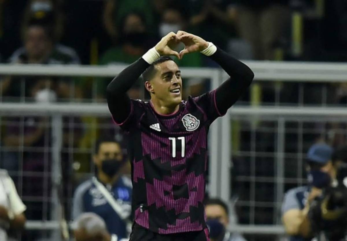 Mexico's Rogelio Funes Mori celebrates after scoring against Honduras during their Qatar 2022 FIFA World Cup Concacaf qualifier match at the Azteca stadium in Mexico City, on October 10, 2021. (Photo by ALFREDO ESTRELLA / AFP)