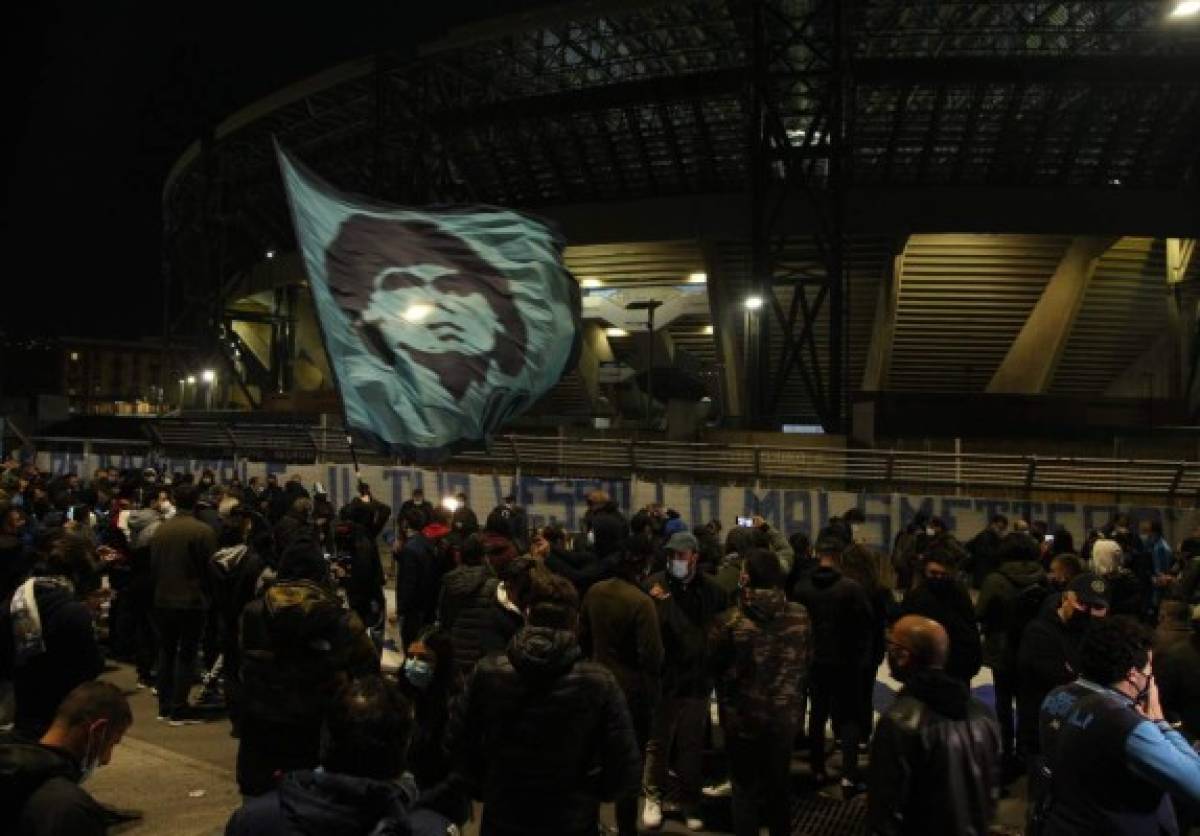 Así fue el impresionante homenaje del Nápoles a Diego Maradona: Locura y todos con la '10'