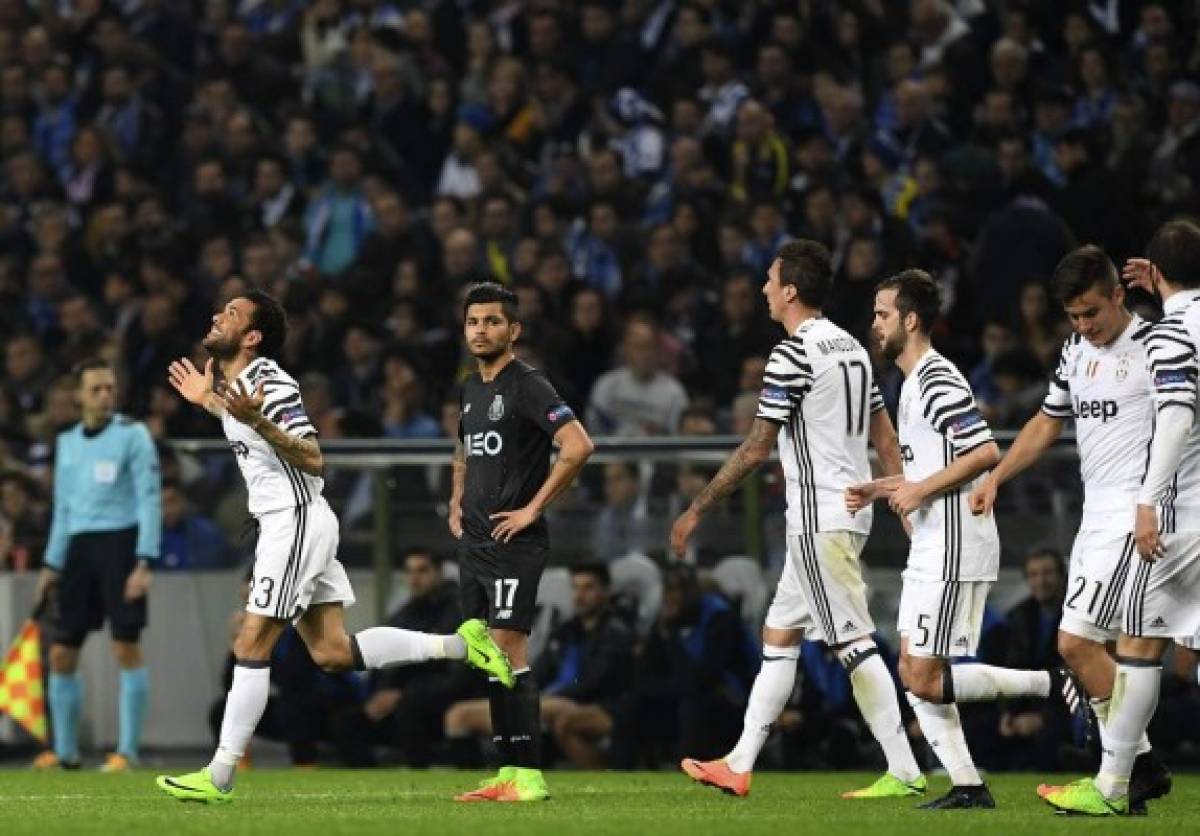 Juventus' Brazilian forward Dani Alves (L) celebrates after scoring a goal during the UEFA Champions League round of 16 second leg football match FC Porto vs Juventus at the Dragao stadium in Porto on February 22, 2017. / AFP PHOTO / FRANCISCO LEONG