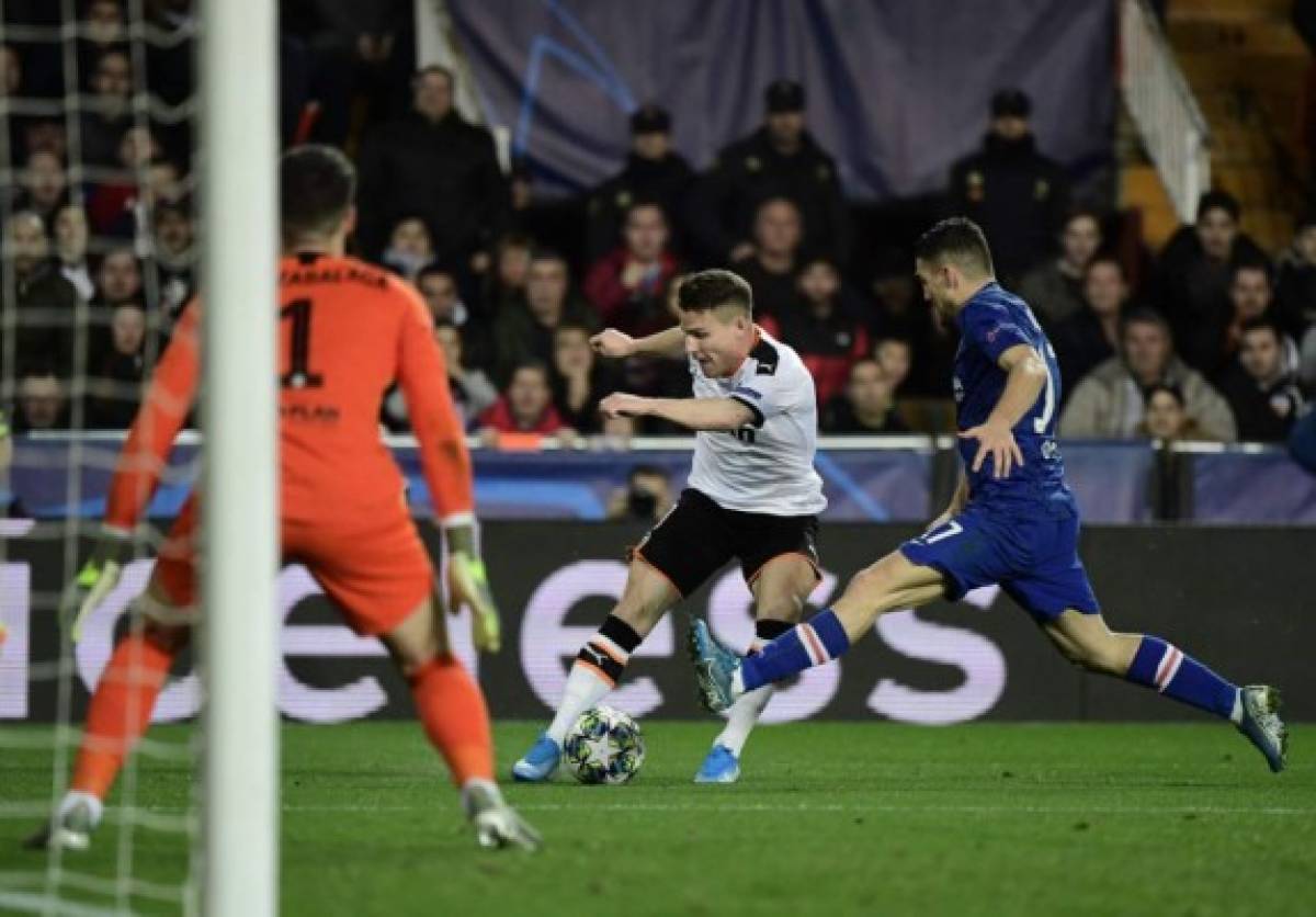 Valencia's French forward Kevin Gameiro (L) vies with Chelsea's Croatian midfielder Mateo Kovacic during the UEFA Champions League Group H football match between Valencia CF and Chelsea FC at the Mestalla stadium in Valencia on November 27, 2019. (Photo by JAVIER SORIANO / AFP)