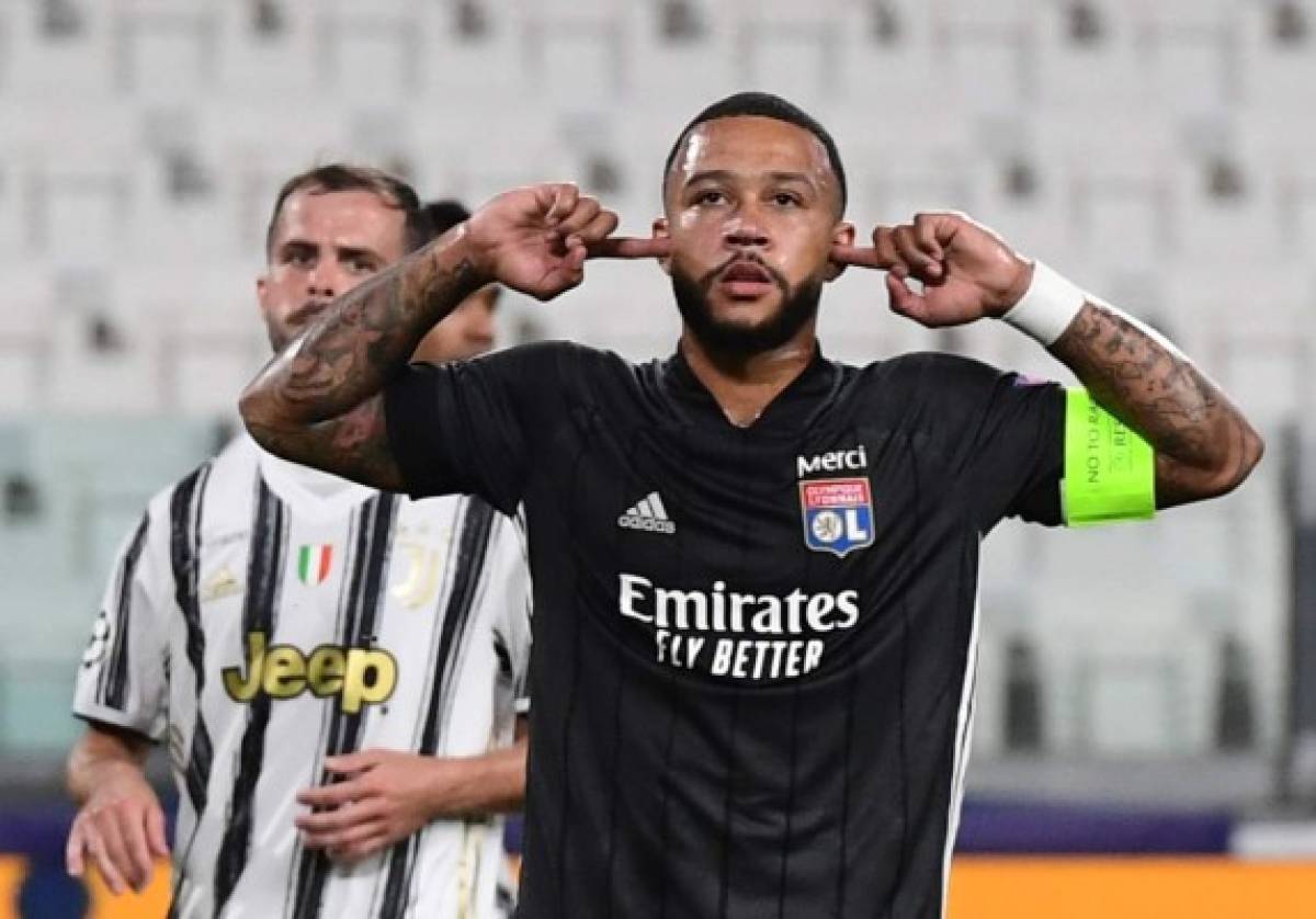 Lyon's Dutch forward Memphis Depay (R) celebrates scoring his team's first goal during the UEFA Champions League round of 16 second leg football match between Juventus and Olympique Lyonnais (OL), played behind closed doors due to the spread of the COVID-19 infection, caused by the novel coronavirus, at the Juventus stadium, in Turin , on August 7, 2020. (Photo by Miguel MEDINA / AFP)