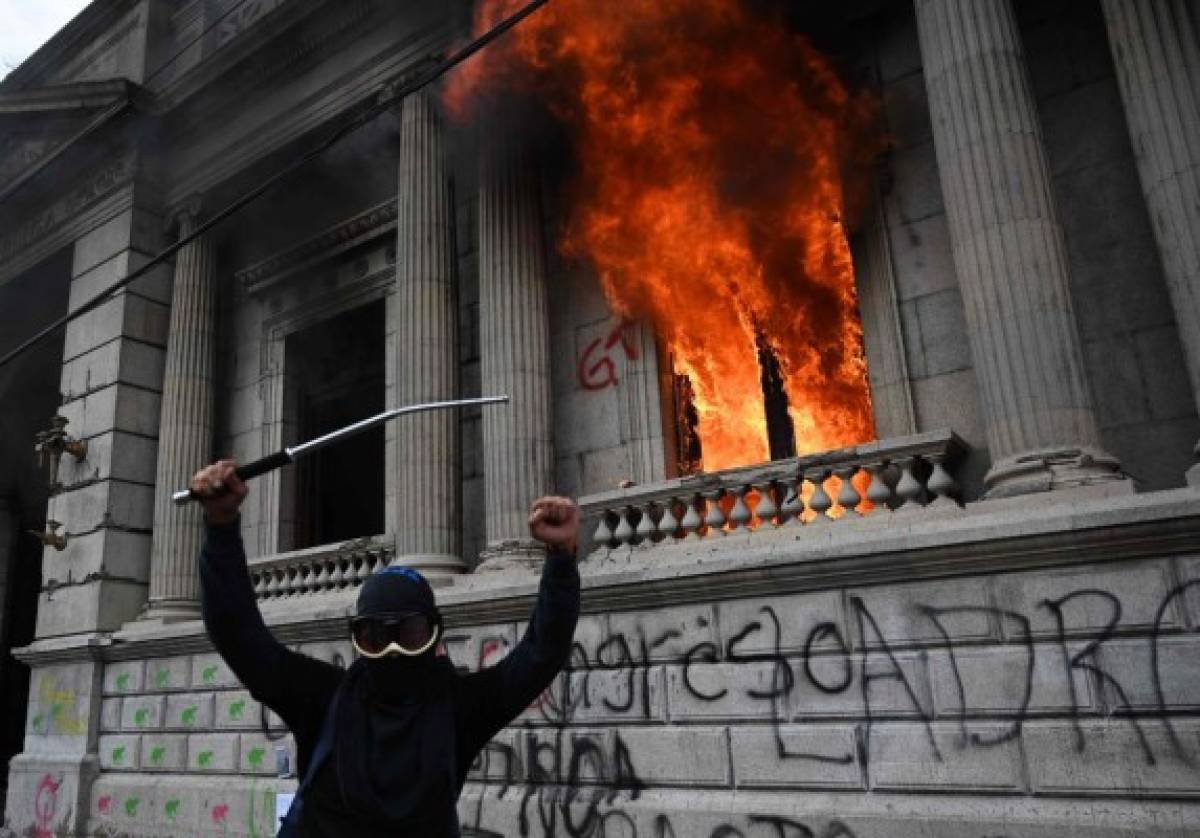 Guatemaltecos enardecidos incendian el Congreso Nacional exigiendo la renuncia del presidente Alejandro Giammattei