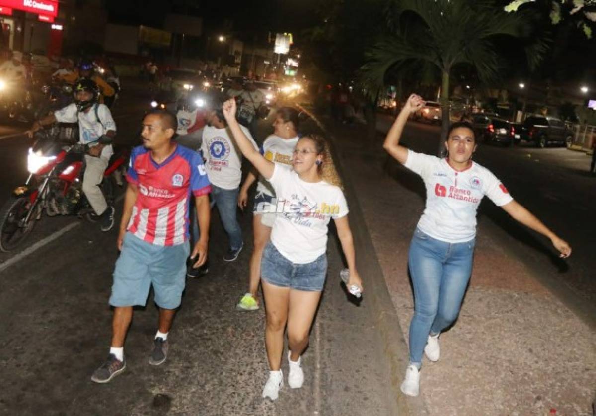 Afición de Olimpia armó un carnaval en las calles de Tegucigalpa festejando la 31