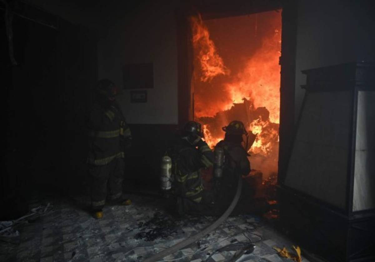 Guatemaltecos enardecidos incendian el Congreso Nacional exigiendo la renuncia del presidente Alejandro Giammattei