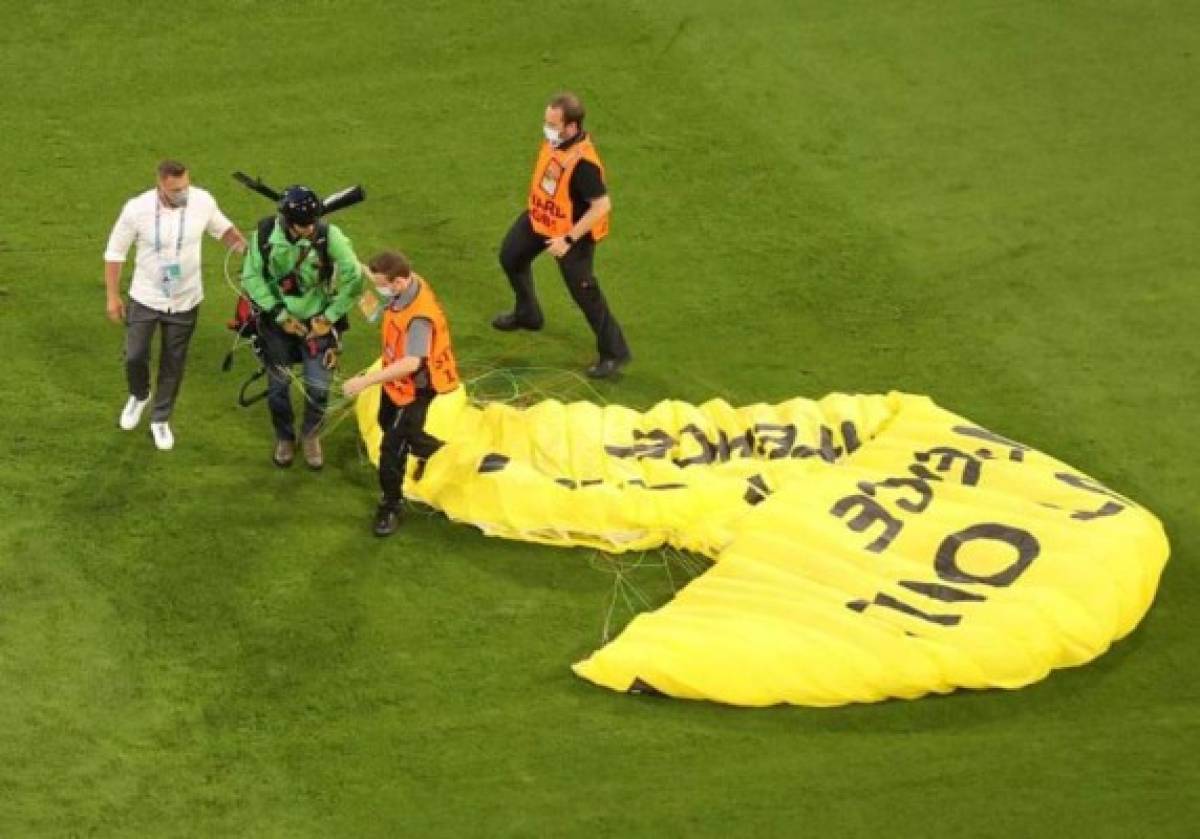 ¡Qué susto! Paracaidista de Greenpeace se enreda en cables de la Spider Cam en el Francia vs Alemania