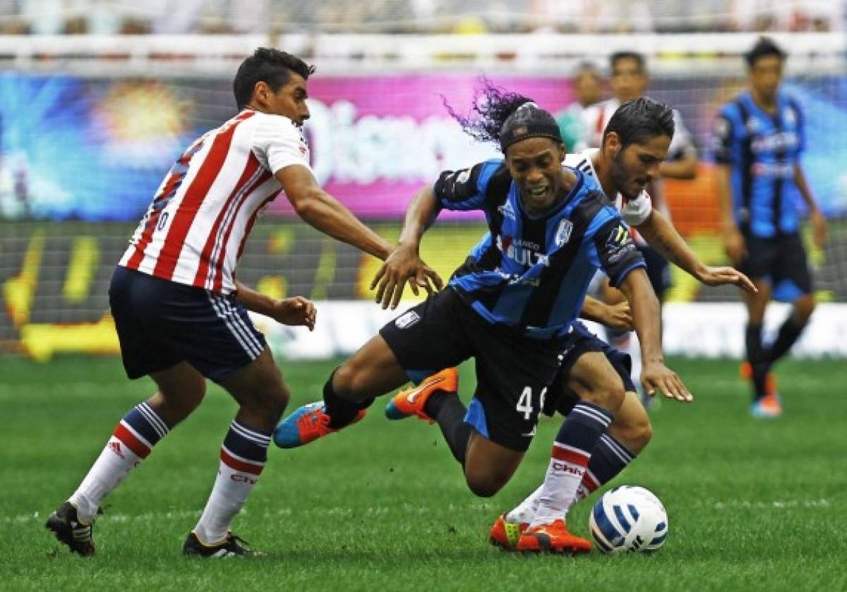 Ronaldinho anota su primer gol con Querétaro