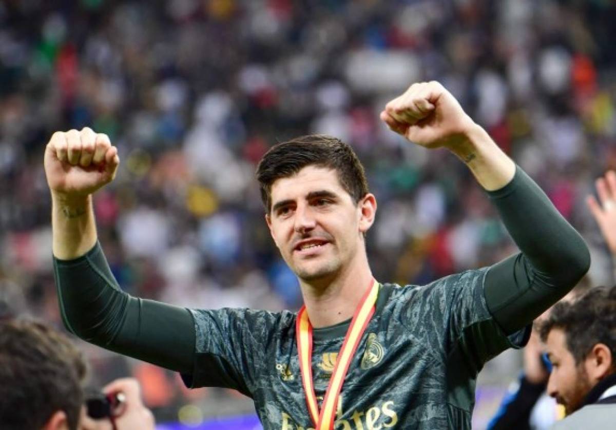 Real Madrid's Belgian goalkeeper Thibaut Courtois celebrates after winning the Spanish Super Cup final between Real Madrid and Atletico Madrid on January 12, 2020, at the King Abdullah Sports City in the Saudi Arabian port city of Jeddah. (Photo by Giuseppe CACACE / AFP)