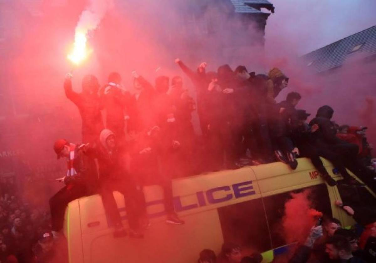 No se vio en TV: La fiesta roja sobre las camionetas de la policía y las caras 'largas' de la Roma