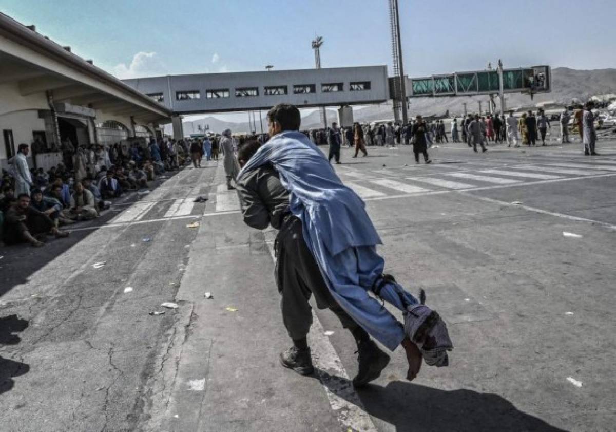 Pánico en Kabul tras el regreso del régimen de los talibanes: la gente intentó escapar trepada en un avión militar