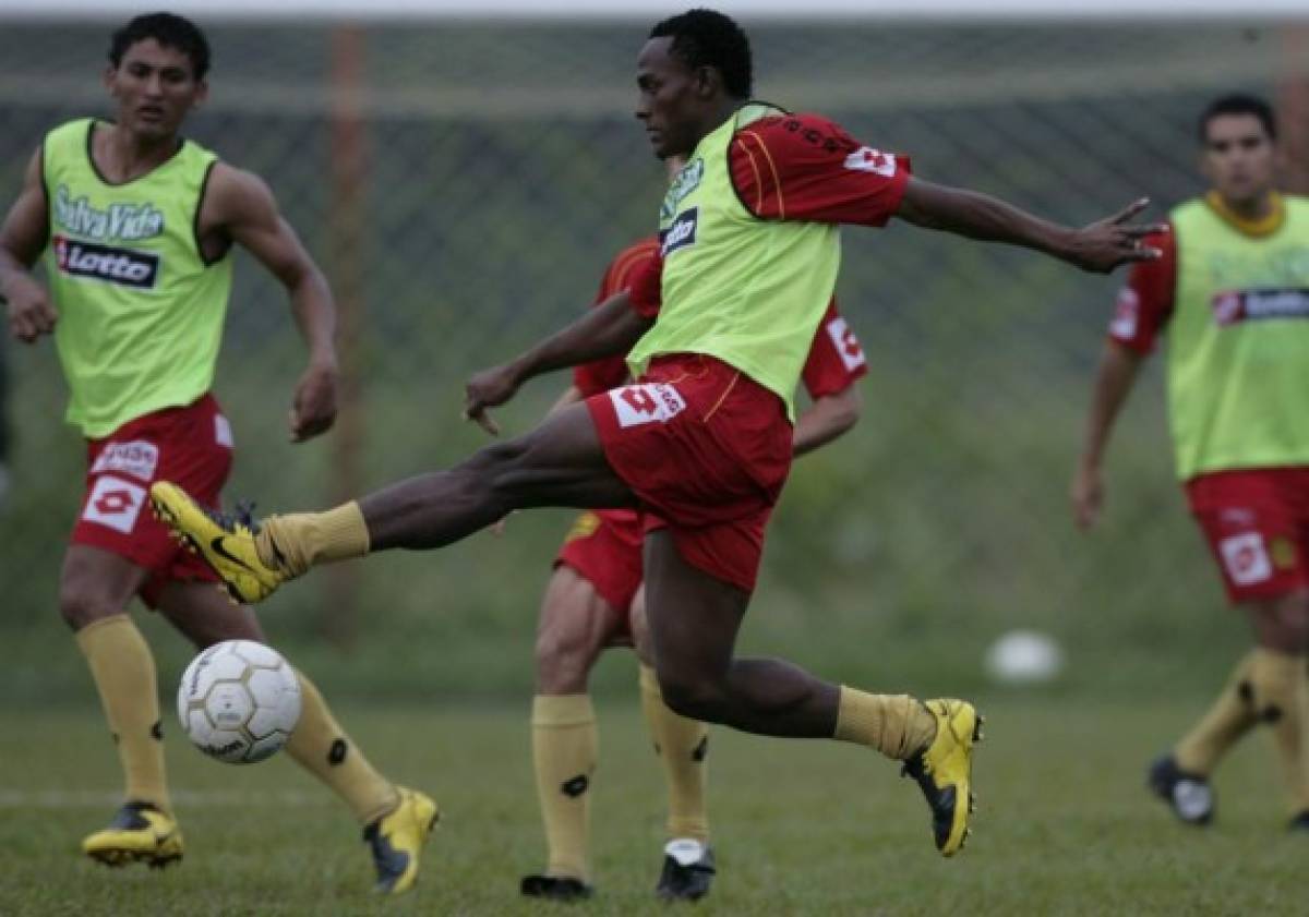 Entrenamiento Del Club Deportivo Real EspaÃ±a Torneo Apertura 2007. Carlos Palacios CALOLO Delantero