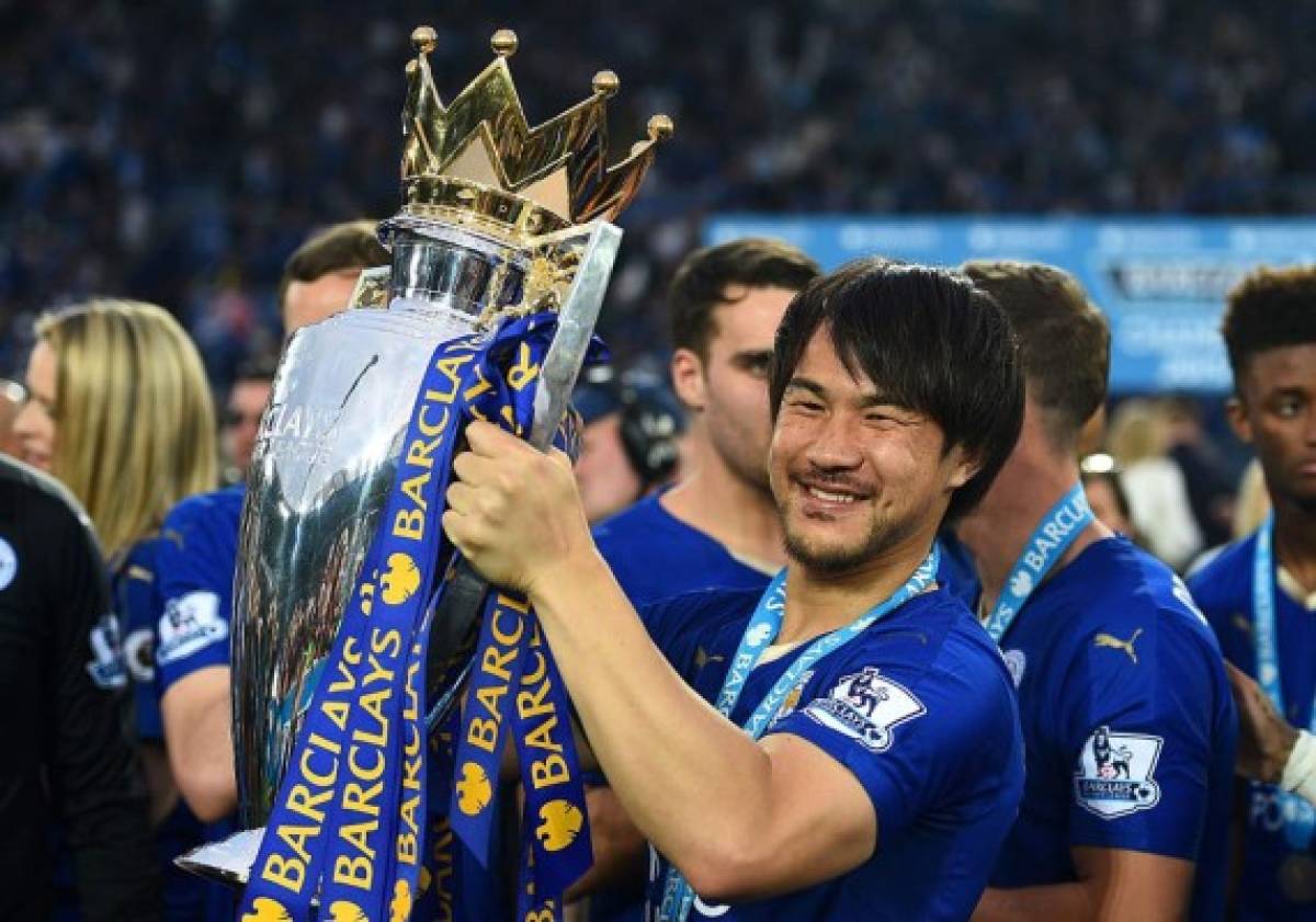 LEICESTER, ENGLAND - MAY 07: Shinji Okazaki of Leicester City lifts the Premier League Trophy after the Barclays Premier League match between Leicester City and Everton at The King Power Stadium on May 7, 2016 in Leicester, United Kingdom. (Photo by Shaun Botterill/Getty Images)