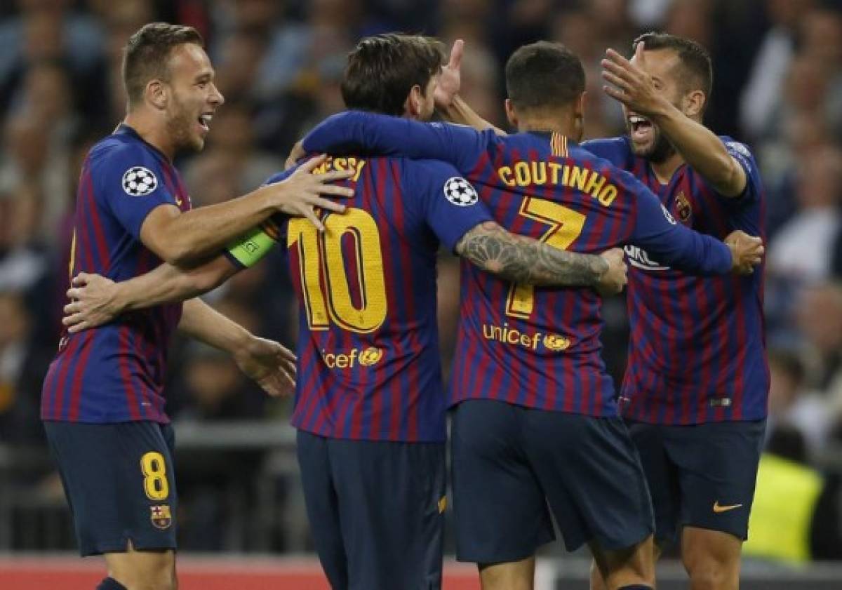 Barcelona's Brazilian midfielder Philippe Coutinho is mobbed by teammates after scoring the opening goal during the Champions League group B football match match between Tottenham Hotspur and Barcelona at Wembley Stadium in London, on October 3, 2018. / AFP PHOTO / IKIMAGES / Ian KINGTON