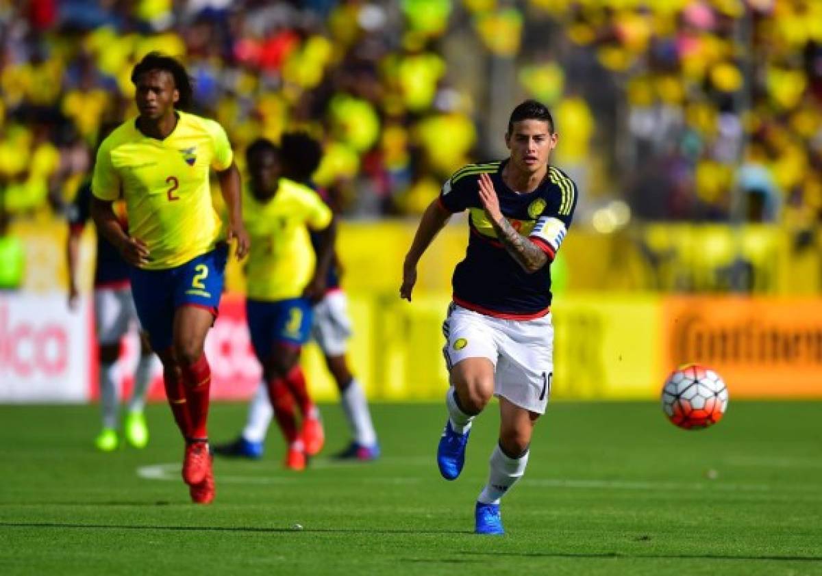 Colombia's midfielder James Rodriguez (R) controls the ball during their 2018 FIFA World Cup qualifier football match against Ecuador in Quito, on March 28, 2017. / AFP PHOTO / Rodrigo BUENDIA