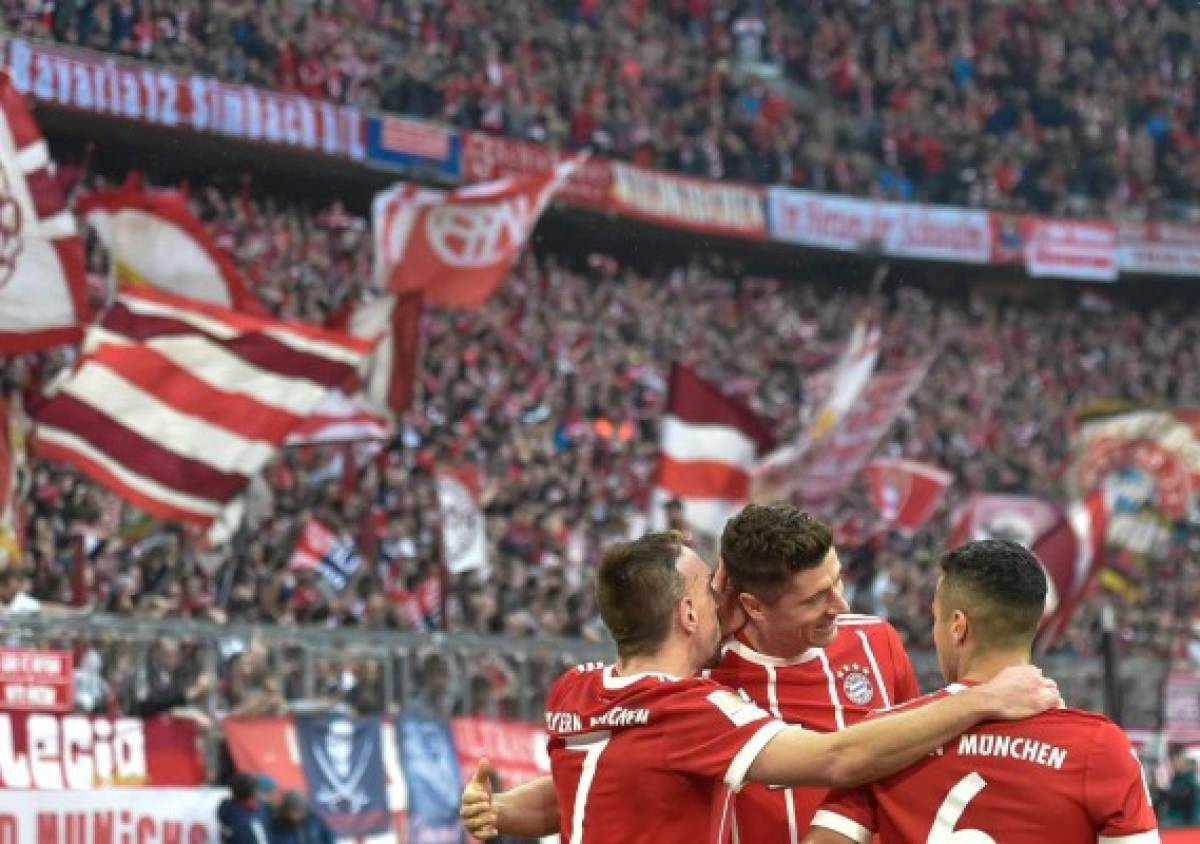 Bayern Munich's French midfielder Franck Ribery (L) celebrates with teammates the 5:0 during the German first division Bundesliga football match Bayern Munich vs Hamburger SV in Munich on March 10, 2018. / AFP PHOTO / Guenter SCHIFFMANN / RESTRICTIONS: DURING MATCH TIME: DFL RULES TO LIMIT THE ONLINE USAGE TO 15 PICTURES PER MATCH AND FORBID IMAGE SEQUENCES TO SIMULATE VIDEO. == RESTRICTED TO EDITORIAL USE == FOR FURTHER QUERIES PLEASE CONTACT DFL DIRECTLY AT + 49 69 650050