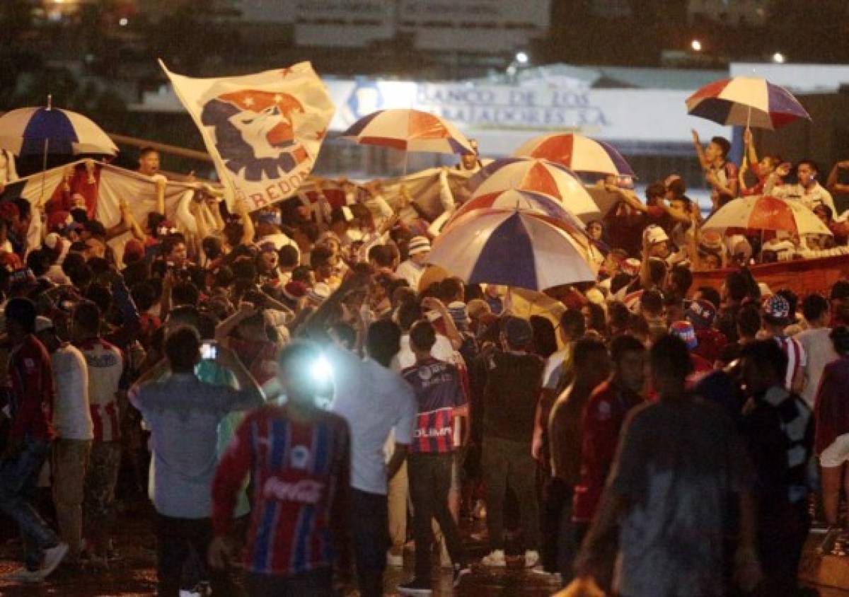 FOTOS: Afición de Olimpia no falla y llena el estadio Nacional