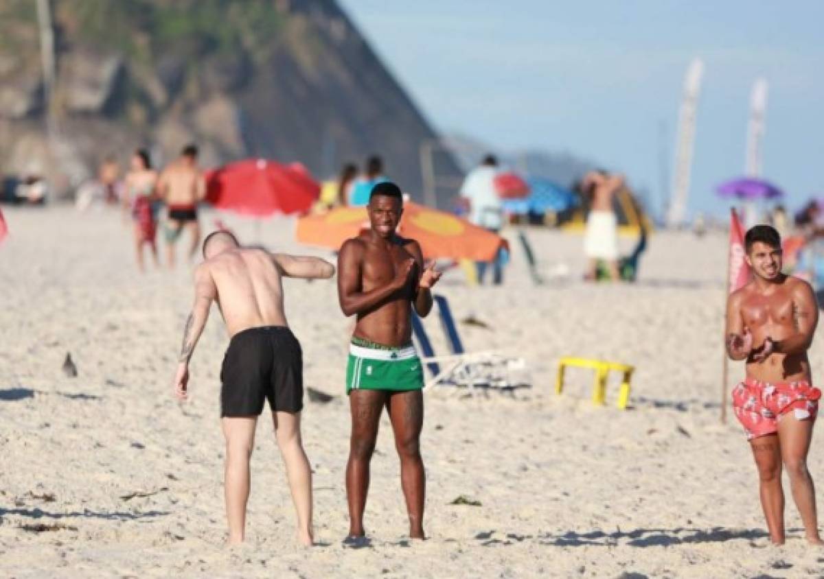 Playa, arena y mucho balón: Las tremendas vacaciones de Vinicius Junior en Brasil