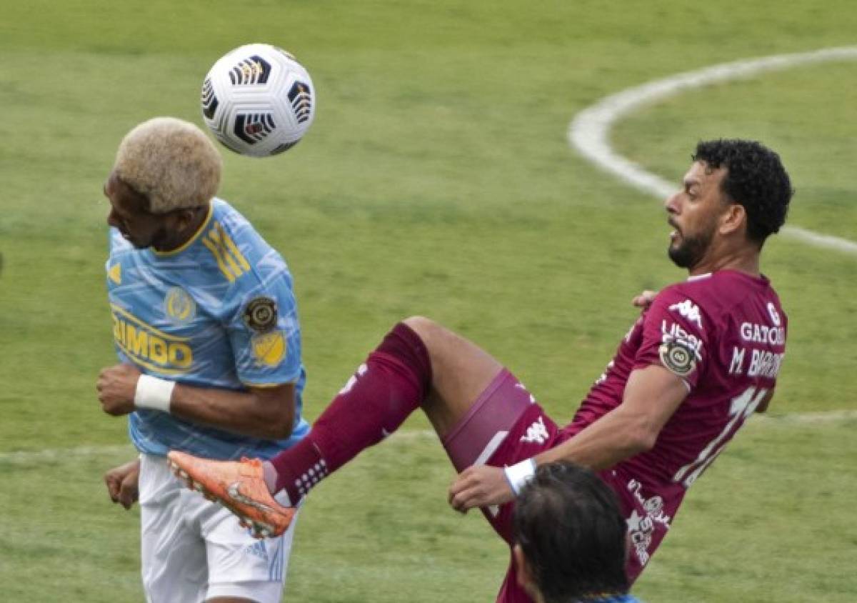 Costa Ricas Saprissa Michael Barrantes (R) vies for the ball with US Philadelphia Union Jose Martinez (L) during a Concacaf Champions League football match at the Ricardo Saprissa stadium in San Jose, on April 7, 2021. (Photo by Ezequiel BECERRA / AFP)