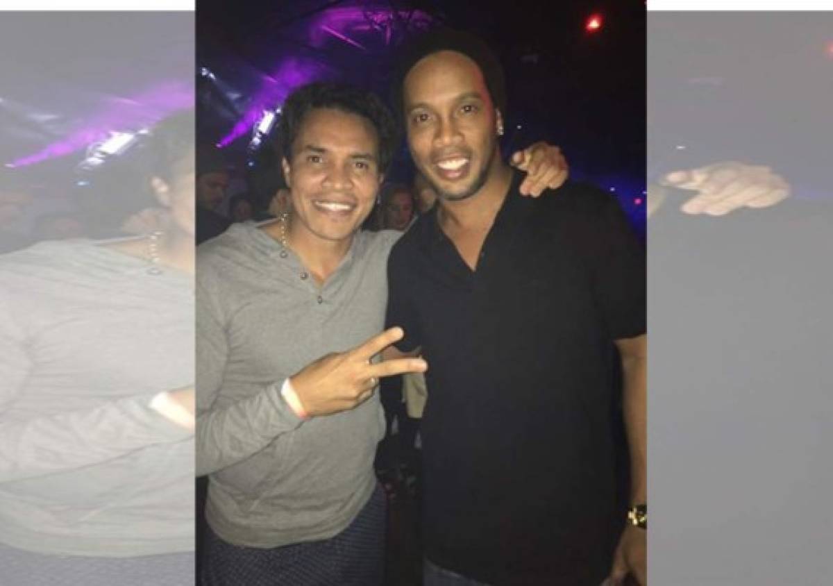 Hondureño Rambo de León se va de fiesta con Ronaldinho