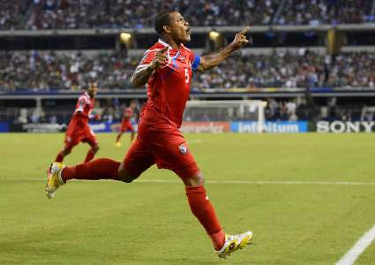 Panama's defender Roman Torres (C) runds during a training session at the Olympic Park Arena in Sochi on June 17, 2018, on the eve of the Russia 2018 World Cup Group G football match between Belgium and Panama. / AFP PHOTO / Adrian DENNIS