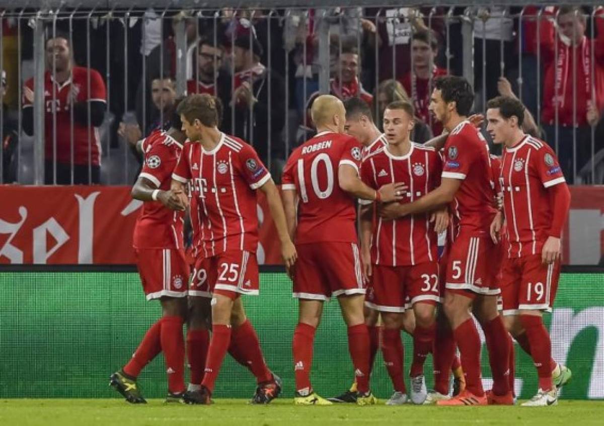Bayern Munich's German midfielder Joshua Kimmich (C) celebrates scoring with his team-mates during the Champions League group B match between FC Bayern Munich and Celtic Glasgow in Munich, southern Germany, on October 18, 2017. / AFP PHOTO / GUENTER SCHIFFMANN