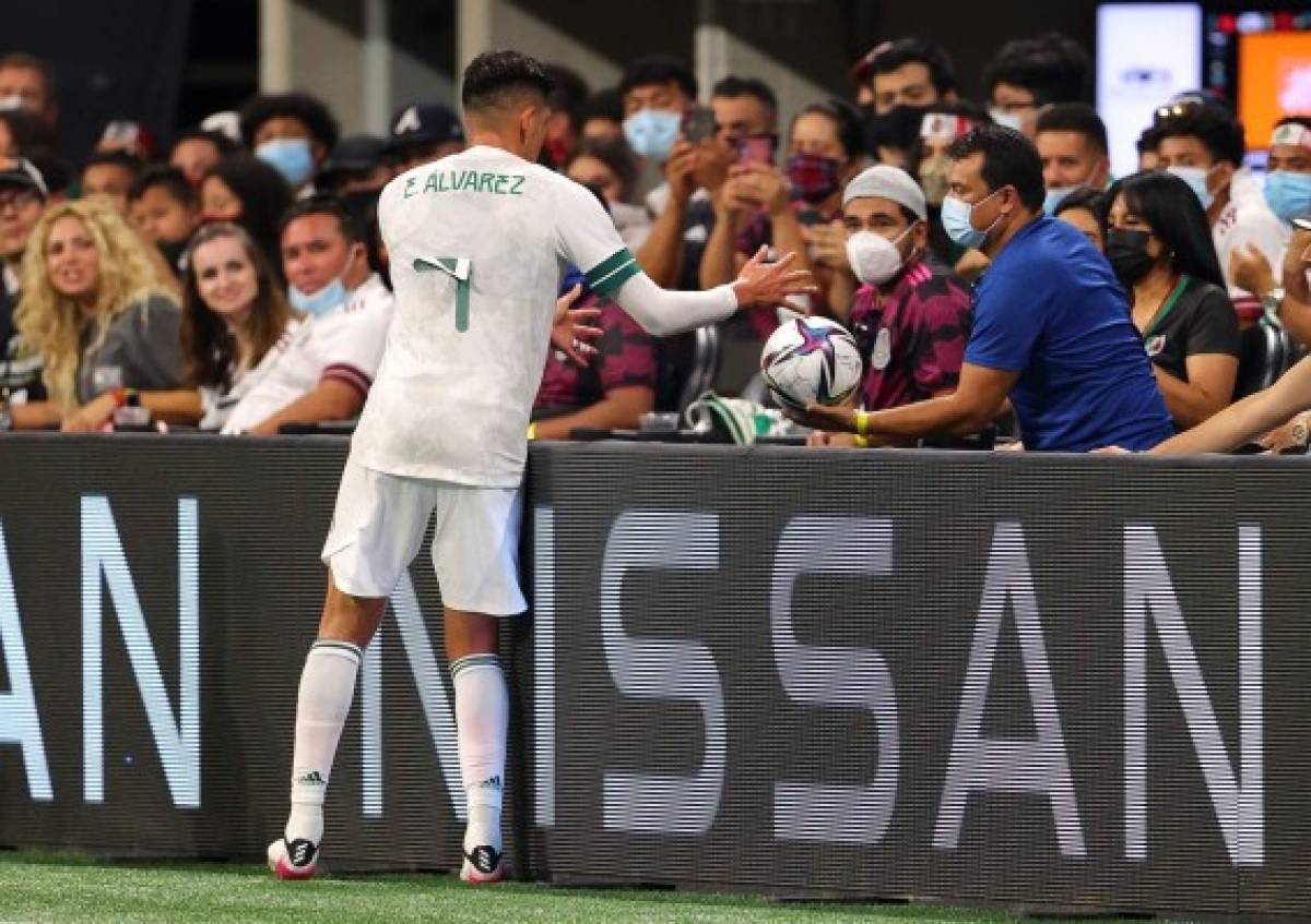 Patadas, agarrones y el espontáneo defendido por futbolistas: Las mejores fotos del Honduras-México en Atlanta