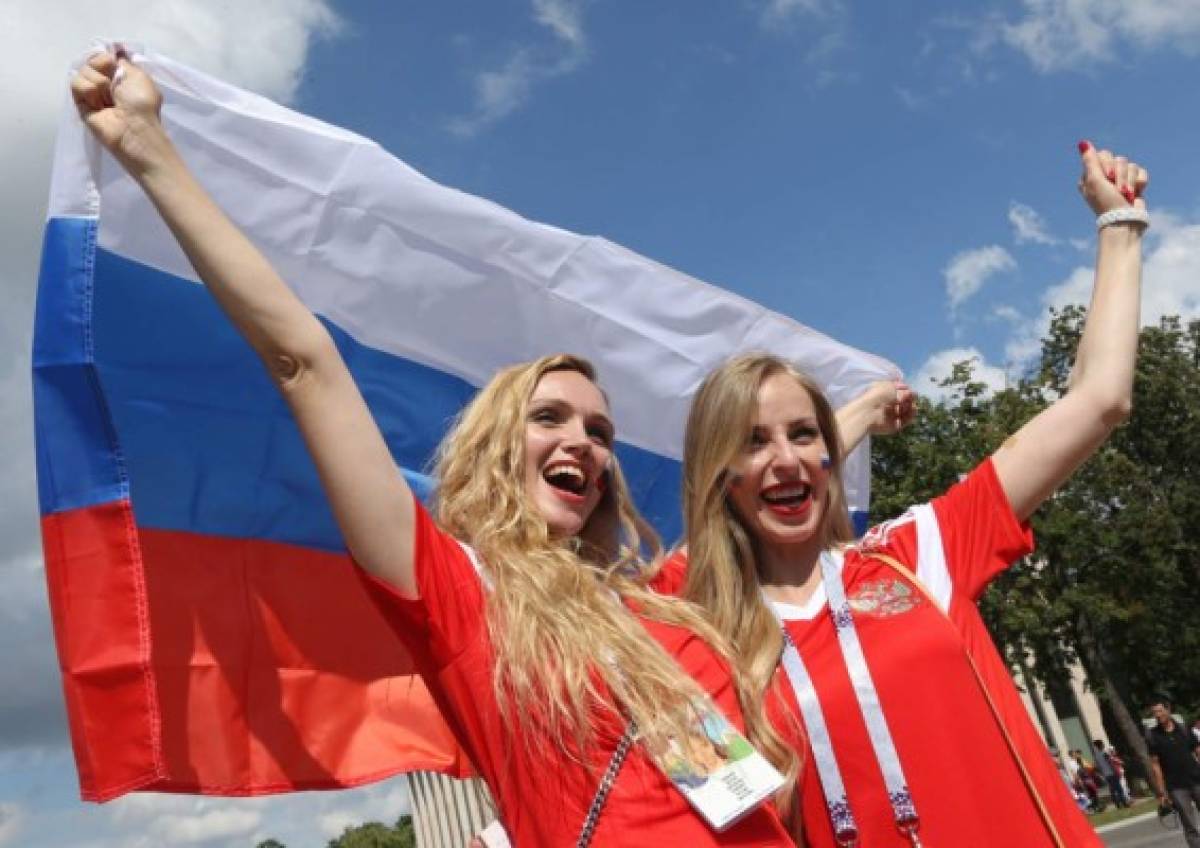 España y Rusia llevan muchas lindas chicas al juego de octavos del Mundial