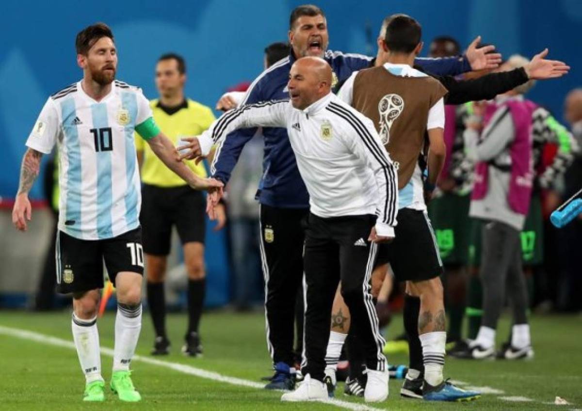 Lo que no se vio en TV: La fría celebración de Sampaoli con Messi y el show de Maradona en las gradas