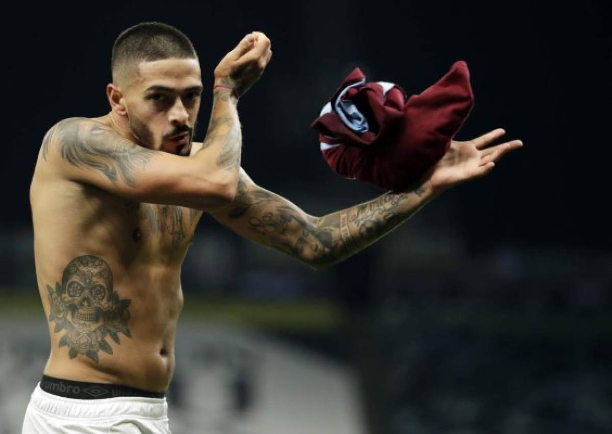 West Ham United's Argentinian midfielder Manuel Lanzini celebrates scoring their thrid goal during the English Premier League football match between Tottenham Hotspur and West Ham United at Tottenham Hotspur Stadium in London, on October 18, 2020. - The game finished 3-3. (Photo by Matt Dunham / POOL / AFP) / RESTRICTED TO EDITORIAL USE. No use with unauthorized audio, video, data, fixture lists, club/league logos or 'live' services. Online in-match use limited to 120 images. An additional 40 images may be used in extra time. No video emulation. Social media in-match use limited to 120 images. An additional 40 images may be used in extra time. No use in betting publications, games or single club/league/player publications. /