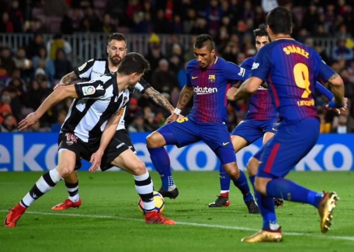 Barcelona's Brazilian midfielder Paulinho (C) prepares to shoot and score a goal during the Spanish league football match FC Barcelona vs Levante UD at the Camp Nou stadium in Barcelona on January 7, 2018. / AFP PHOTO / Josep LAGO