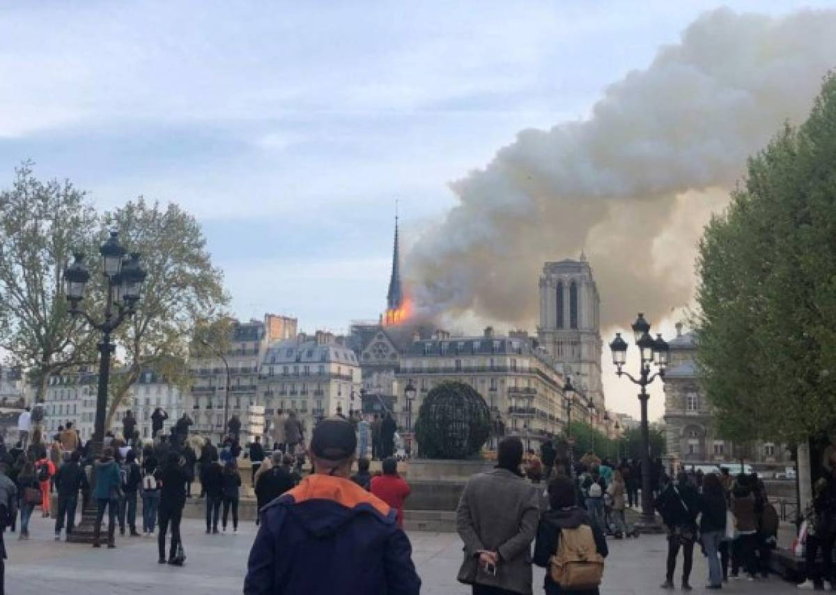 Tristes imágenes: Así agarró fuego la reconocida catedral de Notre Dame en París