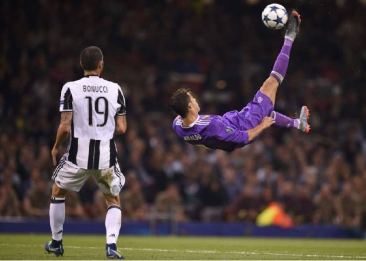 Real Madrid's Portuguese striker Cristiano Ronaldo (R) tries for an overhead kick by Juventus' Italian defender Leonardo Bonucci during the UEFA Champions League final football match between Juventus and Real Madrid at The Principality Stadium in Cardiff, south Wales, on June 3, 2017. / AFP PHOTO / Filippo MONTEFORTE