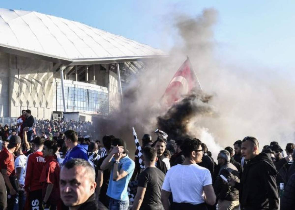 Tensión, pánico, lamentos; Las impactantes imagenes del Lyon contra el Besiktas