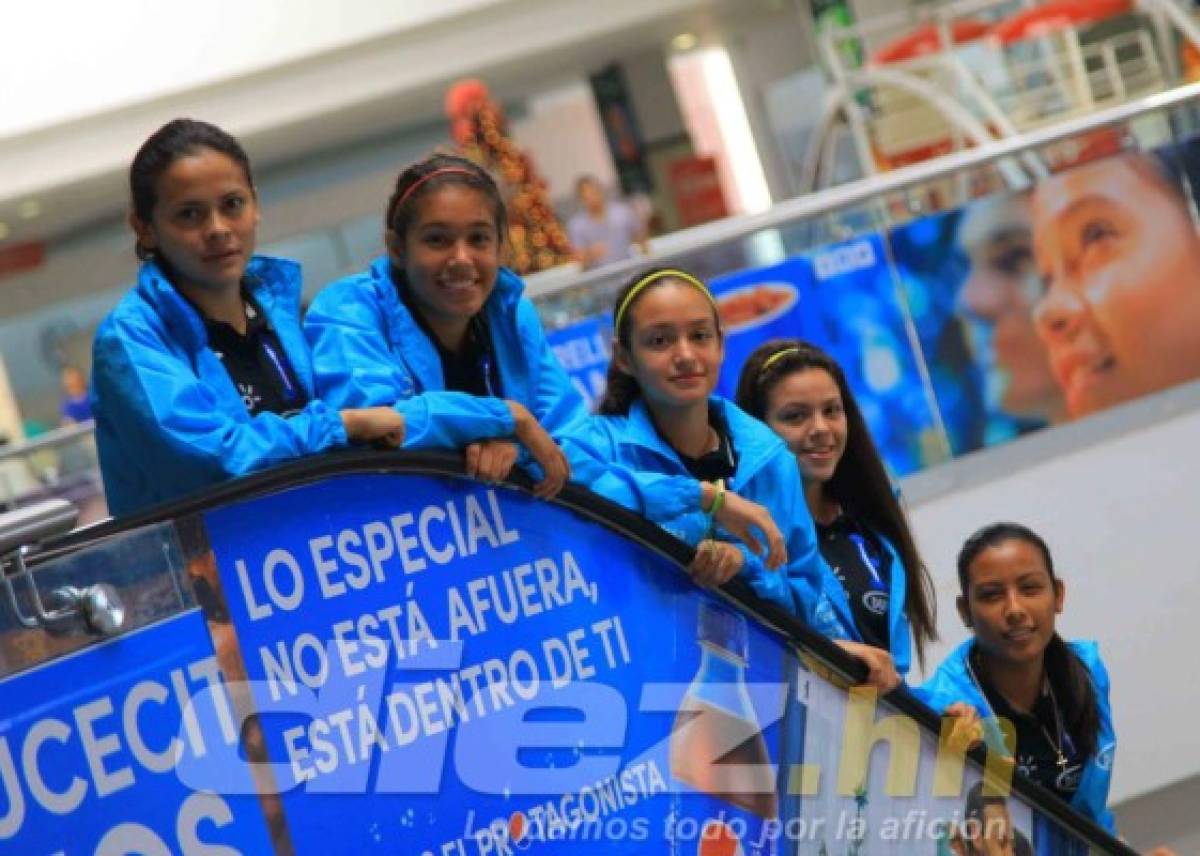 Chicas Sub20 de Honduras se relajan en centro comercial de San Pedro Sula