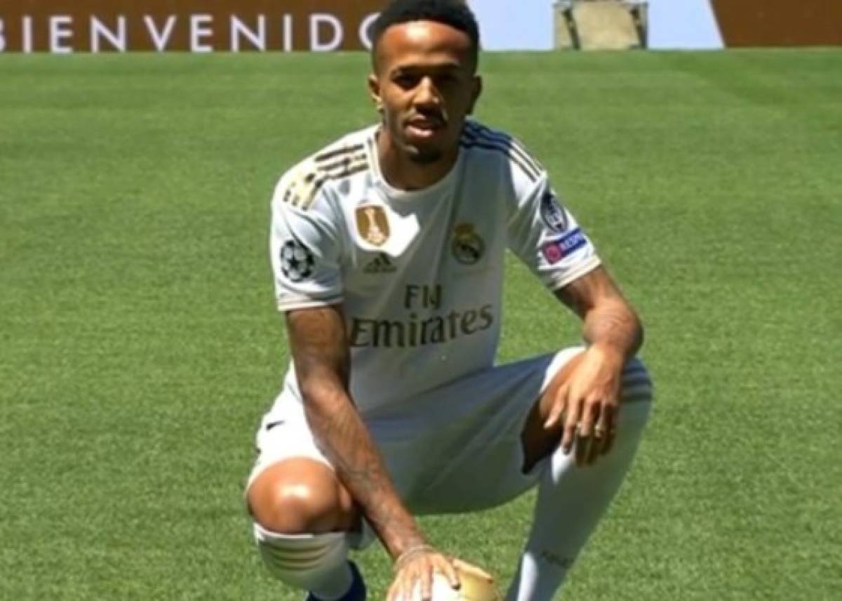 El gesto familiar, el beso al escudo del Real Madrid y la admiración de Militao en su presentación